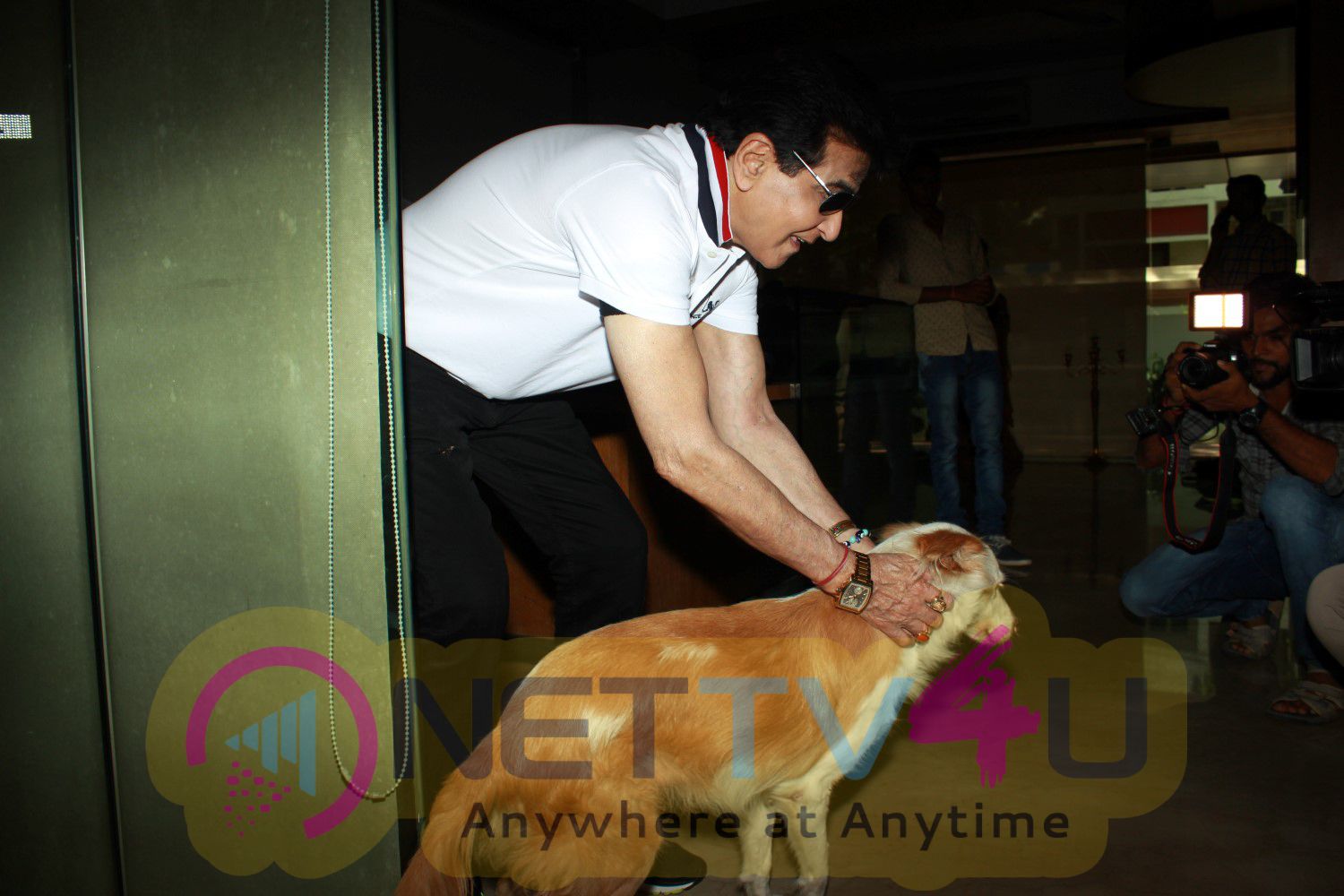 Actor Tusshar Kapoor Celebrates Holi With Media Stills Hindi Gallery