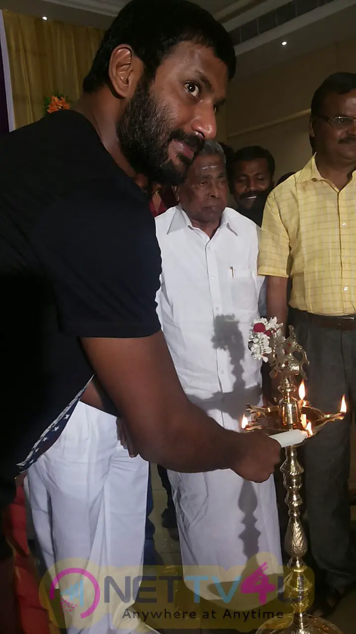 actor vishal inaugurate nesam charitable trust chennai a vels university in kalvi thiruvizha photos  3