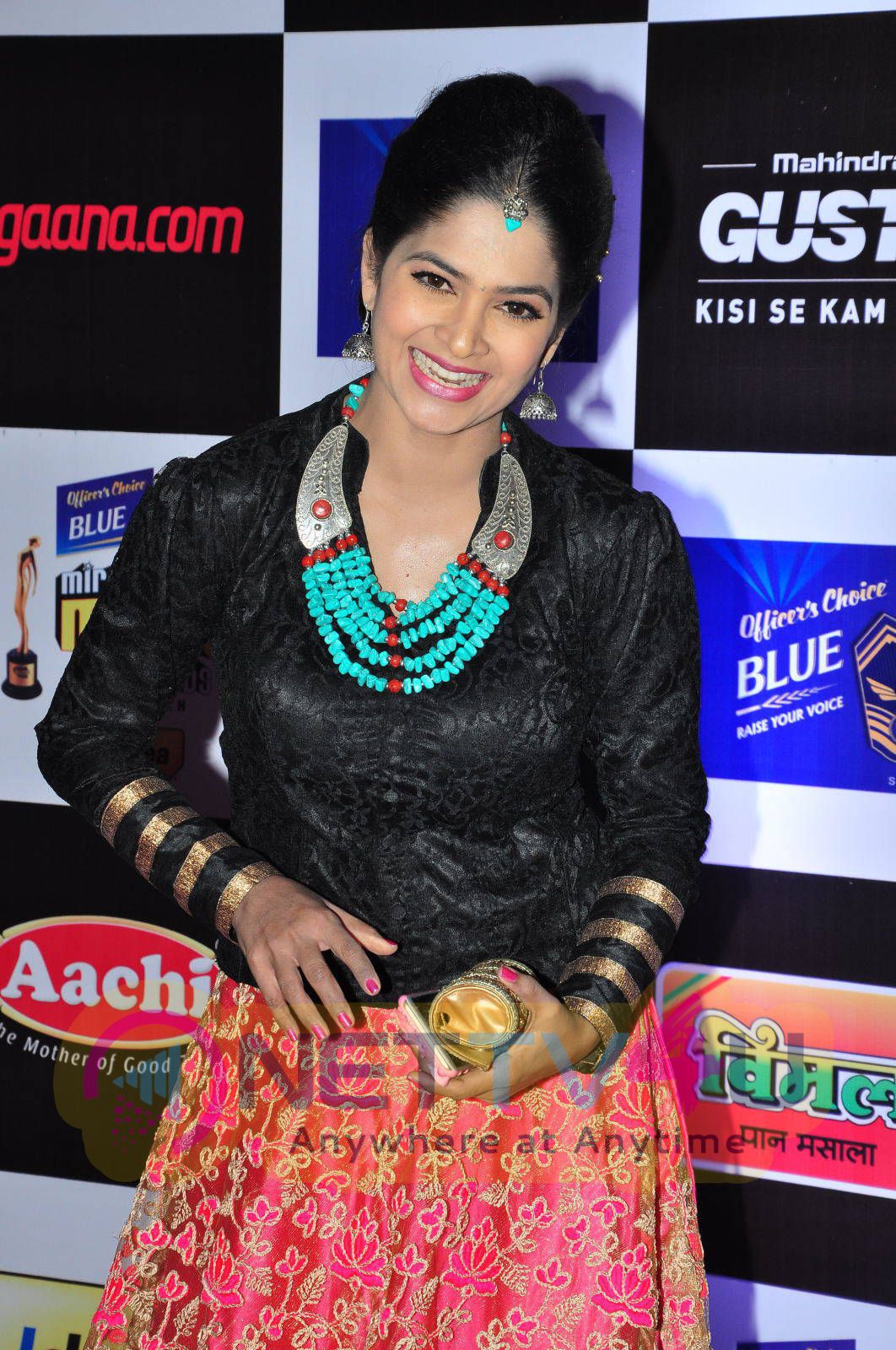 actress madhumitha at mirchi music awards 2014 red carpet stills 12