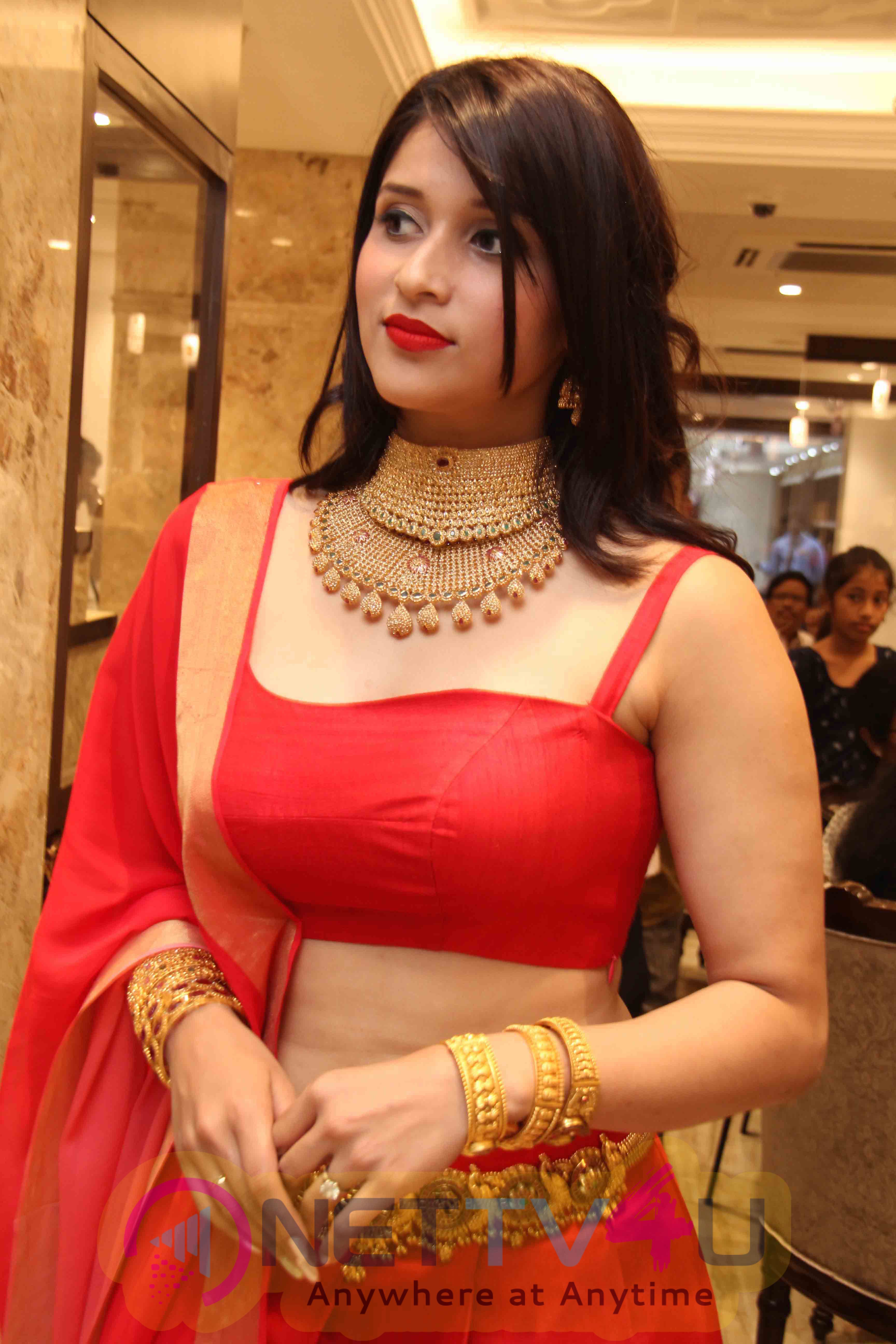 actress manara chopra in sizzling red launches vaddanam a uncut diamond mela at manepally jewellers 75