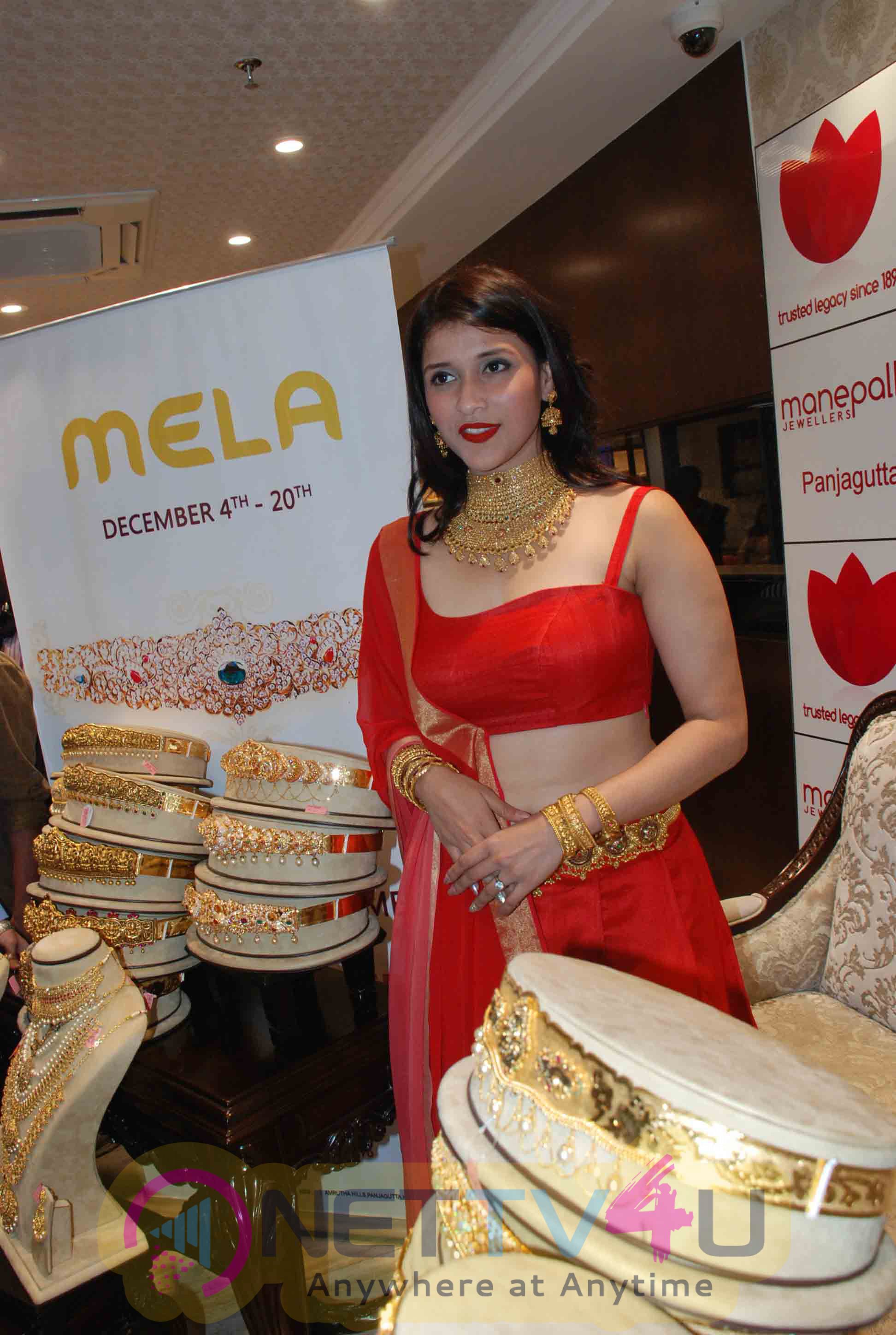 actress manara chopra in sizzling red launches vaddanam a uncut diamond mela at manepally jewellers 91