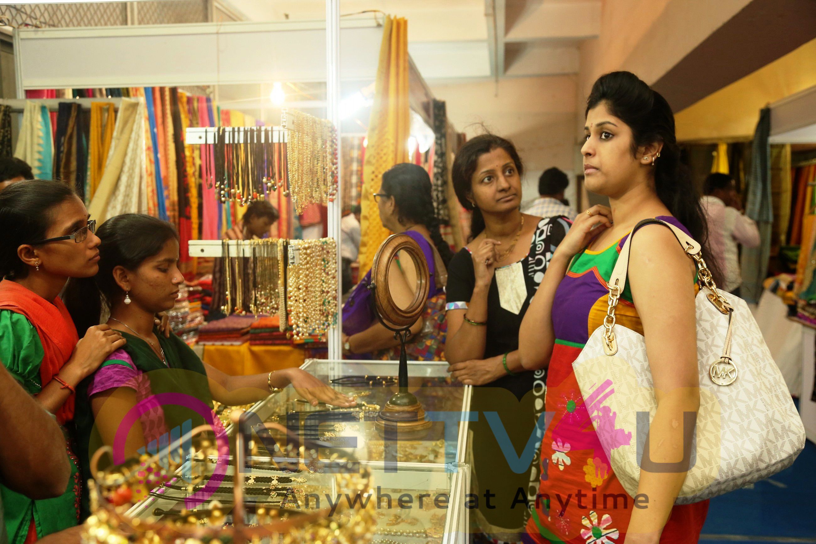 actress pavani inaugurates national silk expo at sri satya sai nigamagamam 8