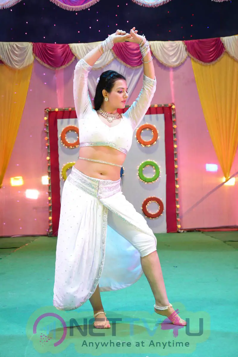 actress saloni photos from item song shooting location 17