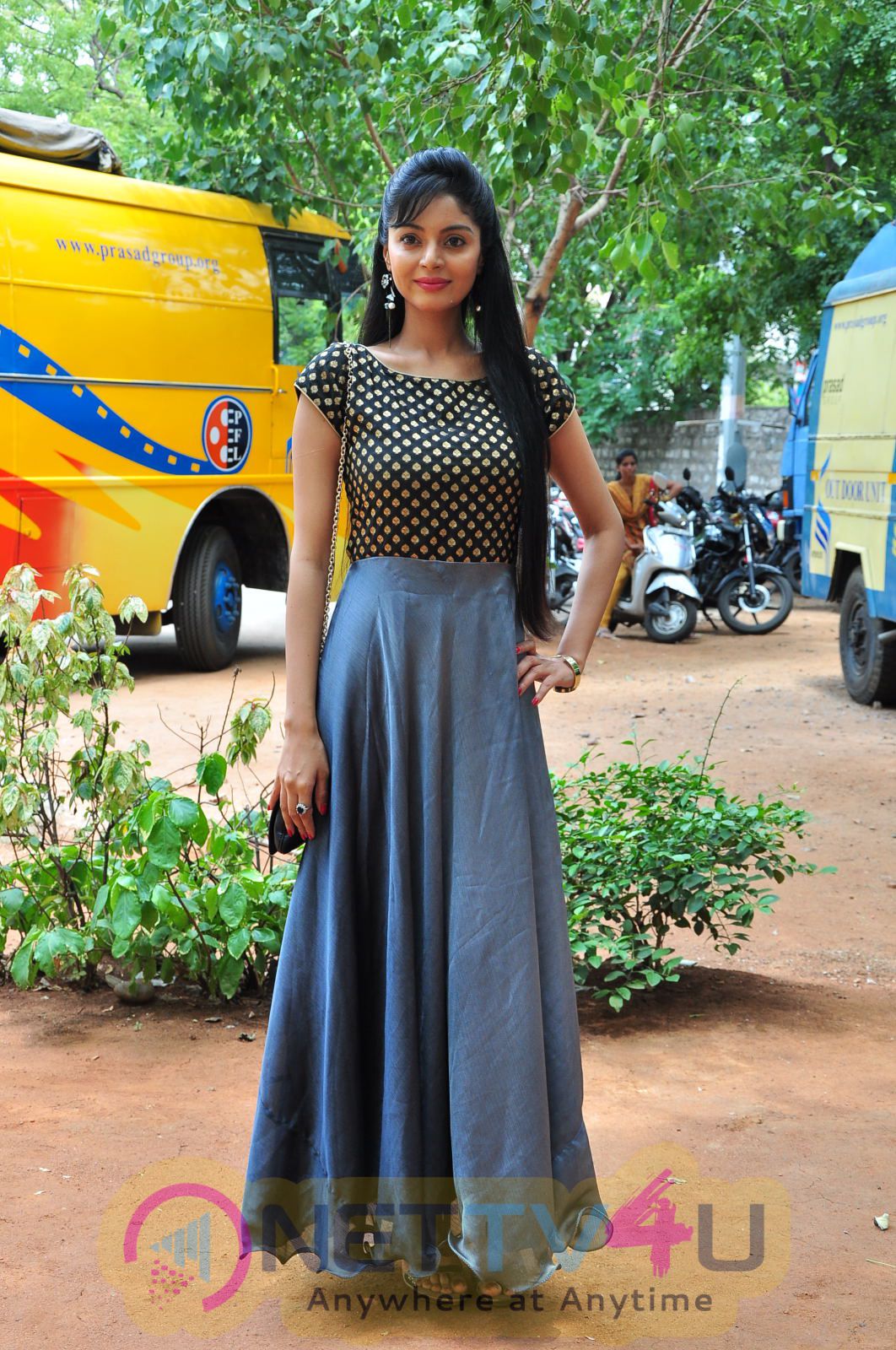 actress sanam shetty at mirchi music awards 2014 red carpet stills  19