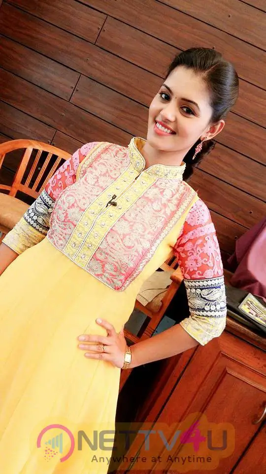 Actress Swathishta Krishnan Glamour Photos Tamil Gallery