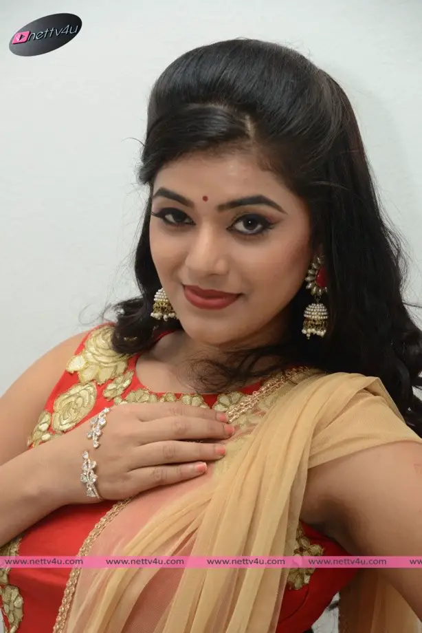 actress yamini bhaskar photos 16