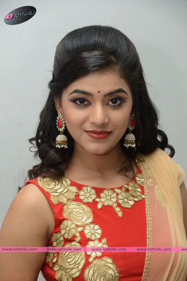 actress yamini bhaskar photos 17