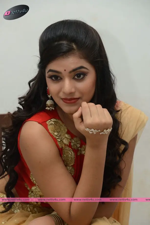 actress yamini bhaskar photos 29