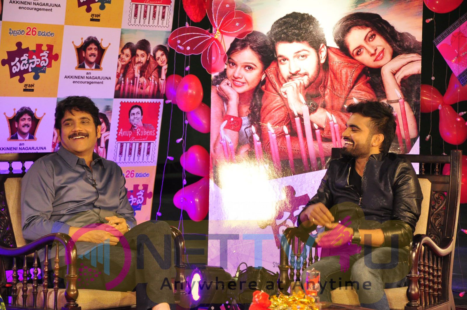 Akkineni Nagarjuna Interacts With Padesave Movie Team Interview Stills Telugu Gallery