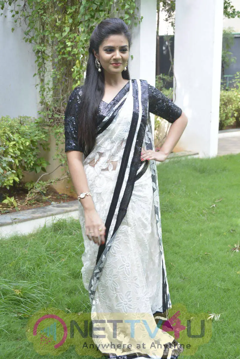anchor srimukhi in white saree stills  19
