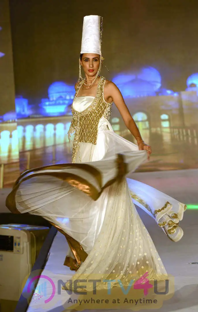 Avassa Fashion Show Beautiful Stills Hindi Gallery