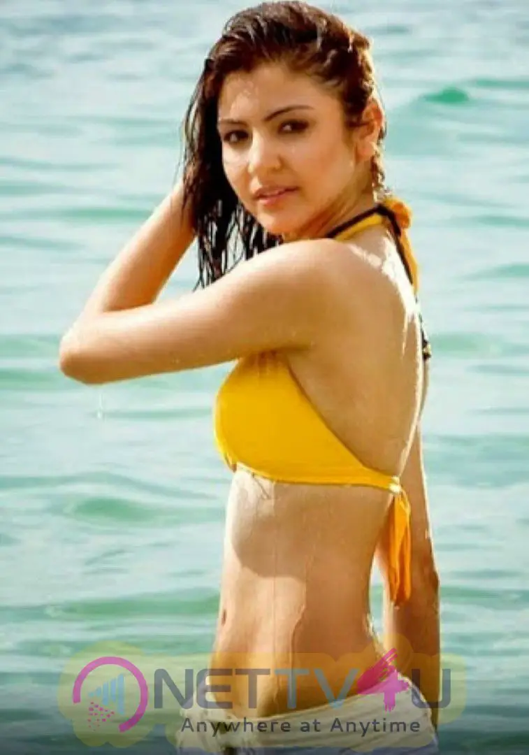 Bollywood Cute Actress Anushka Sharma Glamorous Photoshoot Hindi Gallery