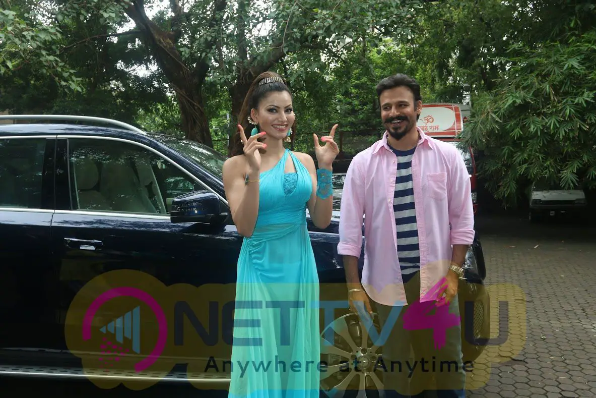 Bollywood Urvashi Rautela Congratulates Her Co Star Vivek Oberoi On His New Car Photos Hindi Gallery