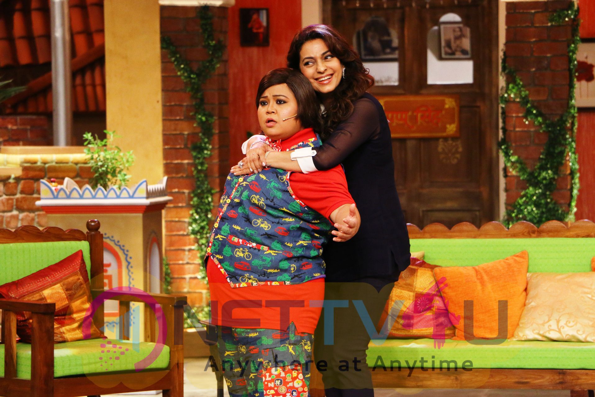 Bollywood Actresses Tabu And Juhi Chawla On Comedy Night Live Sets Photo Shoot Images  Hindi Gallery