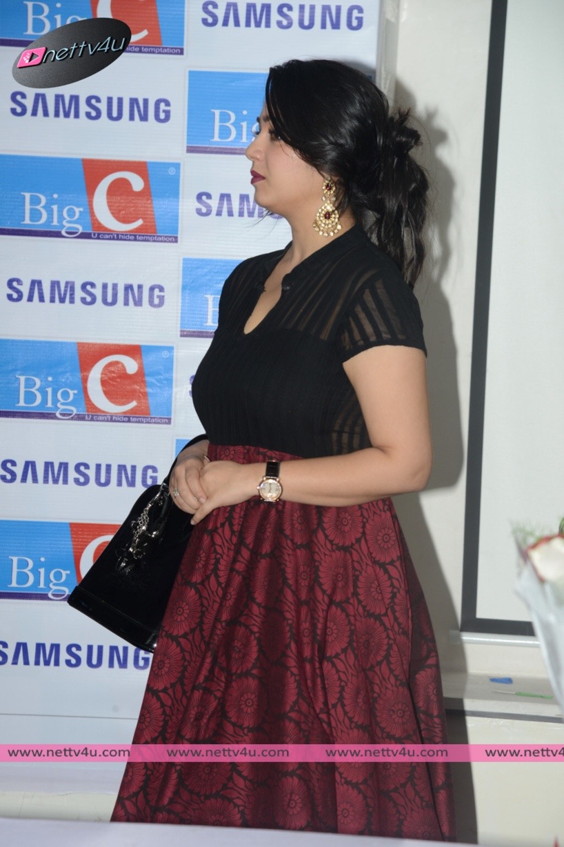 charmikaur attends bigc and samsungs scratch and win contest photos 04