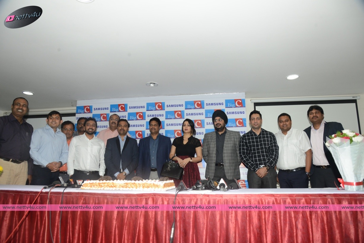 charmikaur attends bigc and samsungs scratch and win contest photos 49