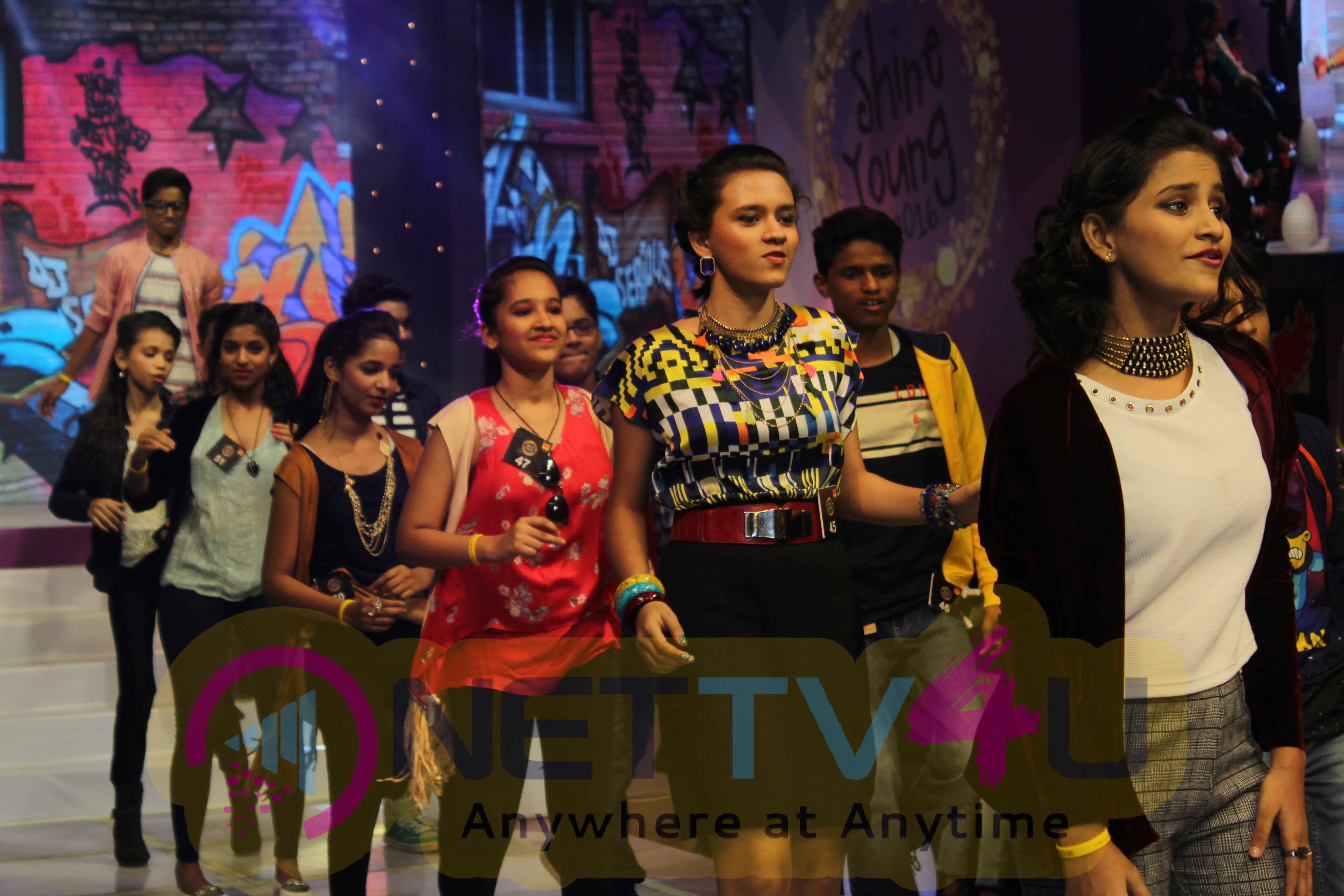 Divya Khosla Kumar Walking The Ramp For Designer Reynu Tandon Hindi Gallery