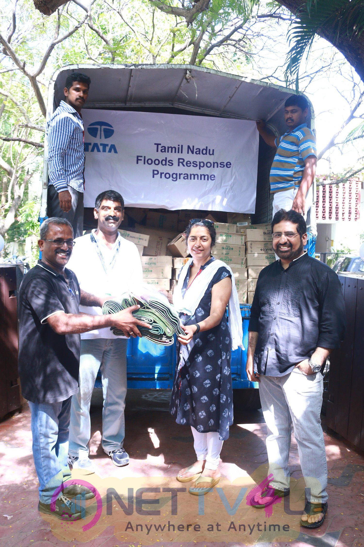 director maniratnam and suhasini maniratnam s  naam  foundations distribution of flood relief materials images 1