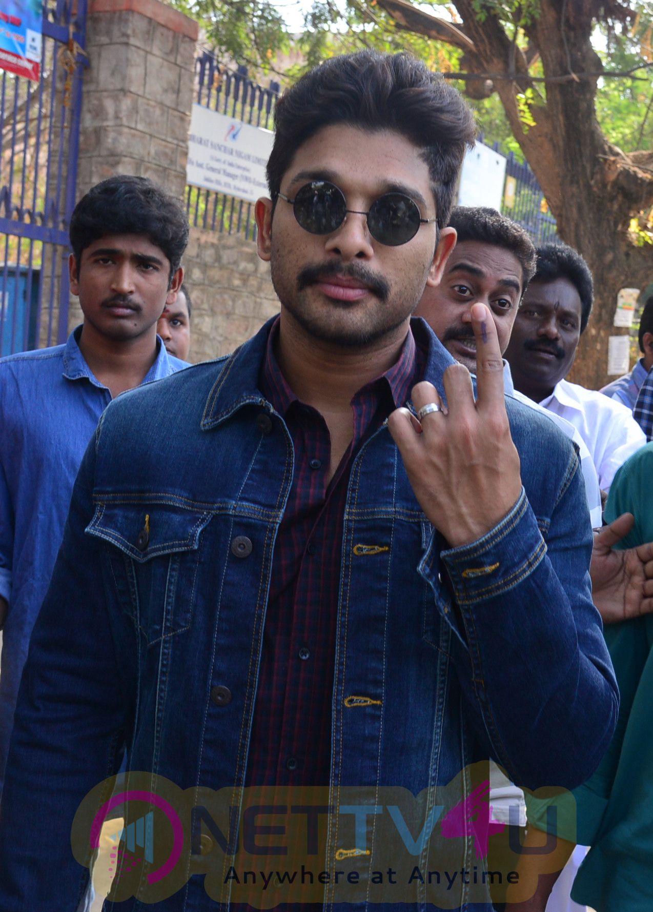 exclusive images of celebrities voting  40ghmc elections 146