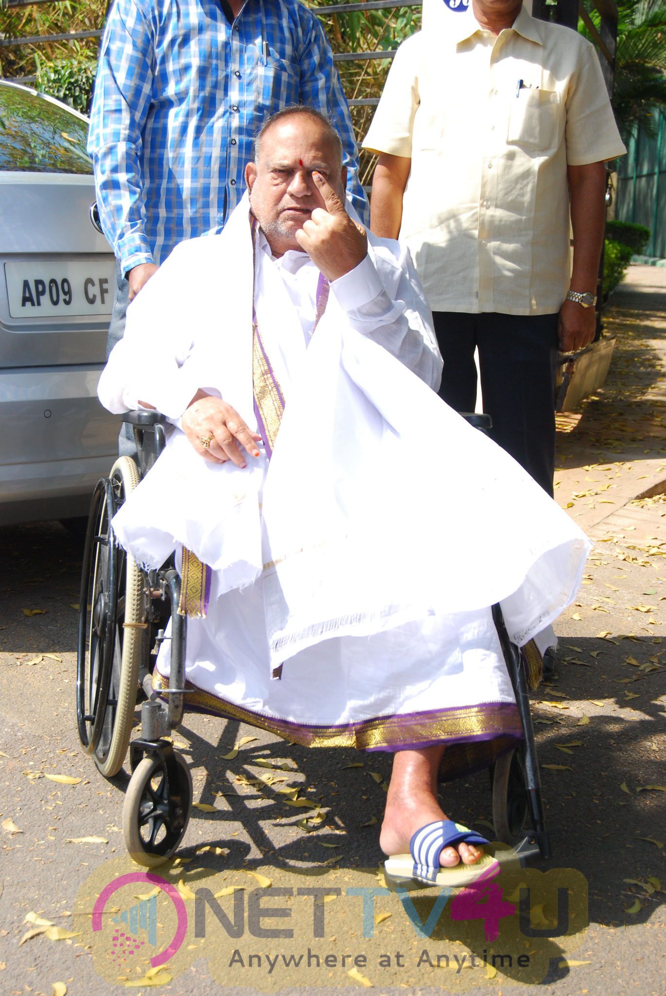 exclusive images of celebrities voting  40ghmc elections 60