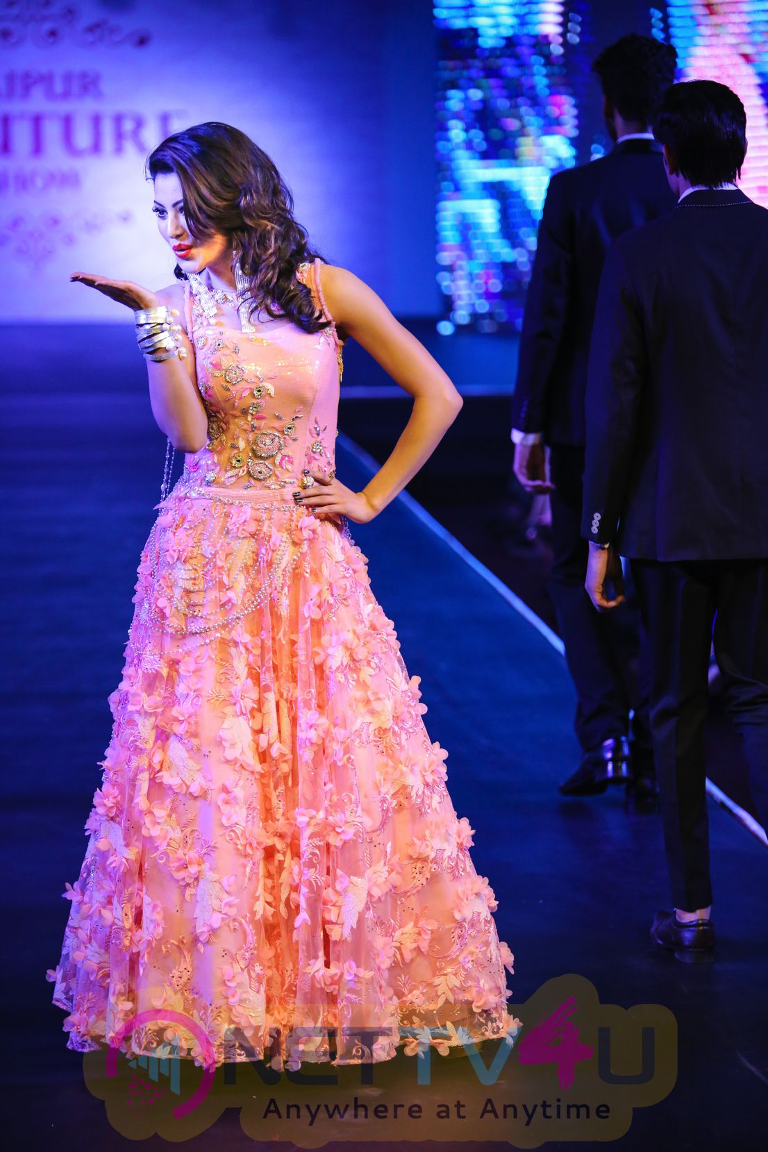 HD Photos Of Bollywood Actress Miss Universe India Urvashi Rautela Walked The Ramp For Jaipur Fashion Week Hindi Gallery