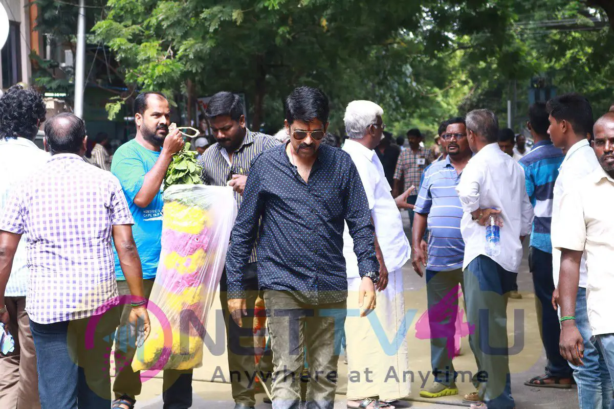 Industry Last Respects To Lyricist Na Muthukumar Photos Tamil Gallery