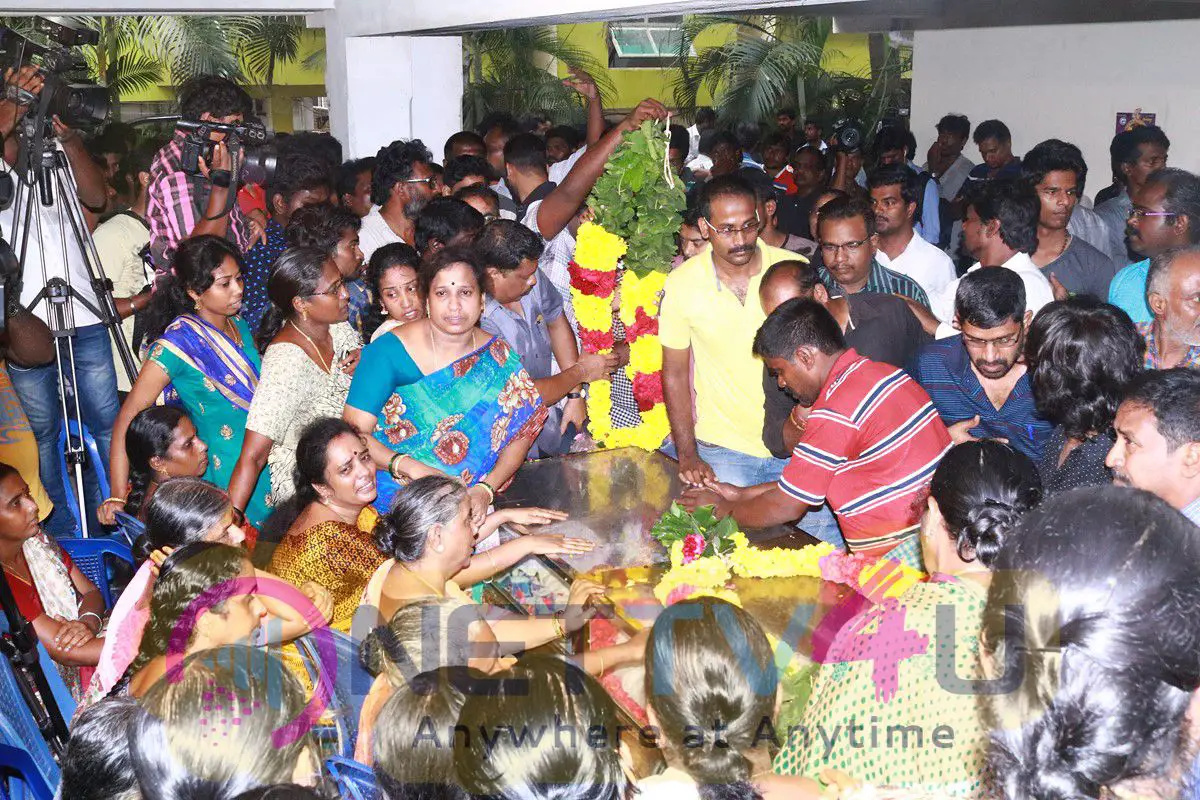 Industry Last Respects To Lyricist Na Muthukumar Photos Tamil Gallery