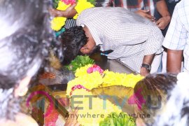 Industry Last Respects To Lyricist Na Muthukumar Photos Tamil Gallery
