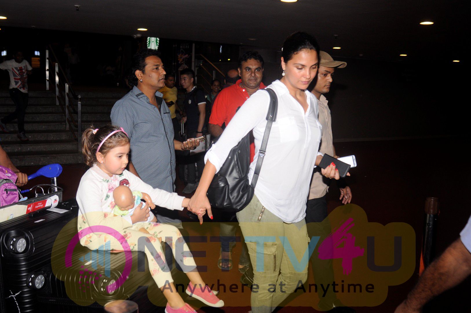 Kangana Aishwarya Sonam Sushant Lara Dia Get Snapped At The Airport Photos Hindi Gallery