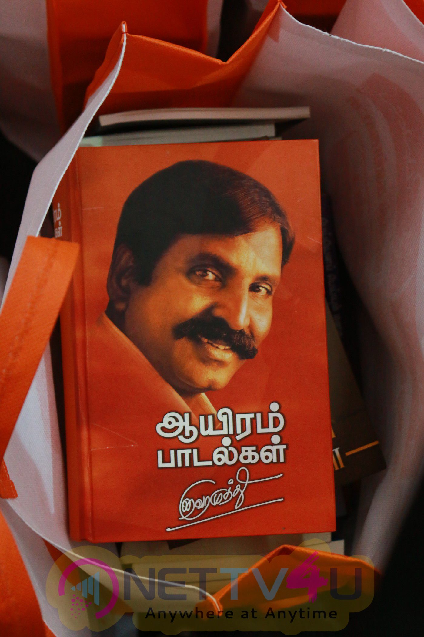 Kaviperarasu Vairamuthu Meets And Greets His Readers At Chennai Book Fair 2016 Photos Tamil Gallery