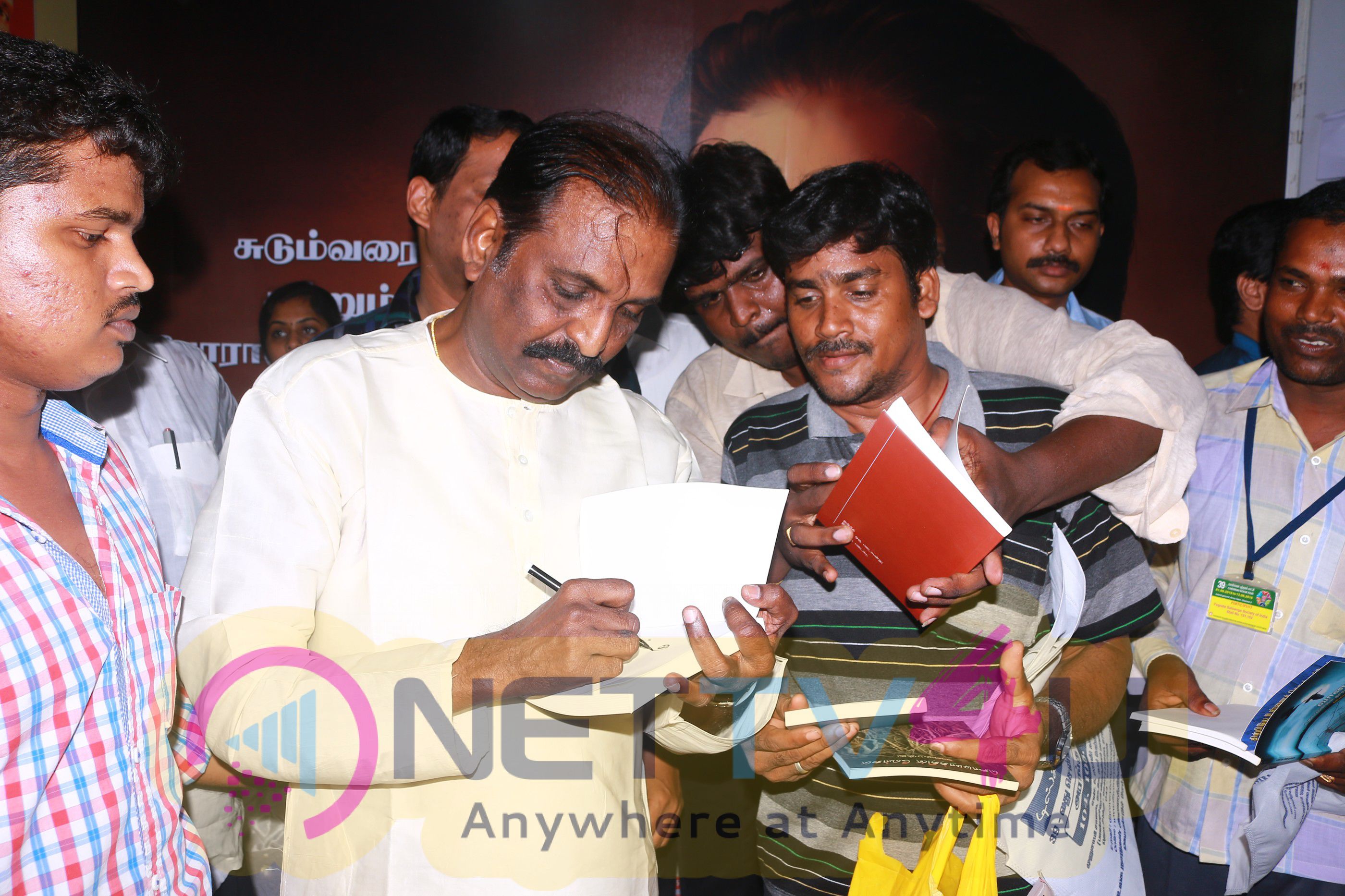 Kaviperarasu Vairamuthu Meets And Greets His Readers At Chennai Book Fair 2016 Photos Tamil Gallery