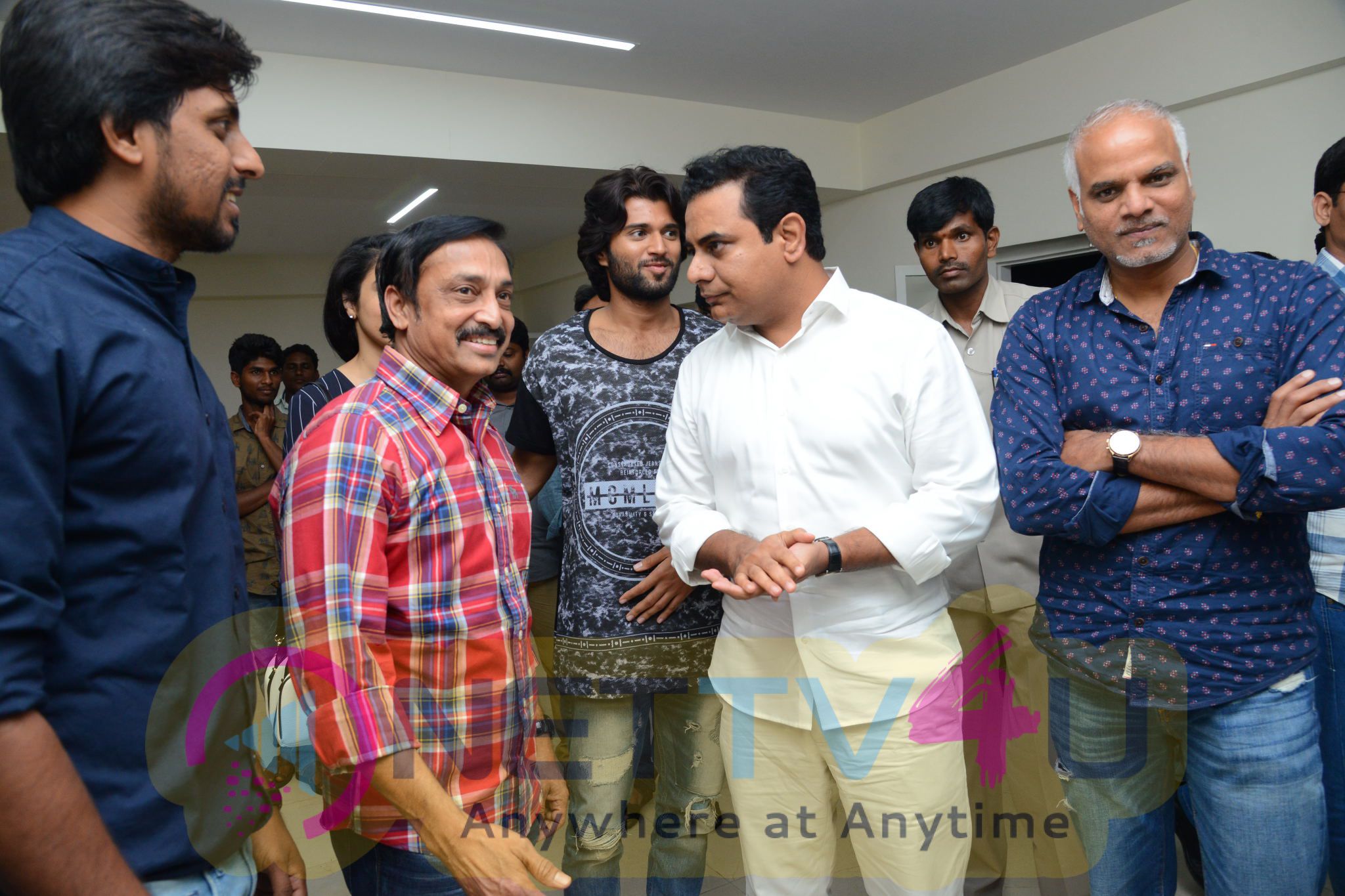 KTR Watched Pelli Choopulu Special Show In Ramanaidu Studio Photos Telugu Gallery