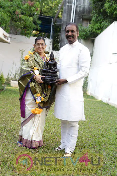 Kaviperarasu Vairamuthu Felicitated P.Suseela For His Guinness Record Stills Tamil Gallery