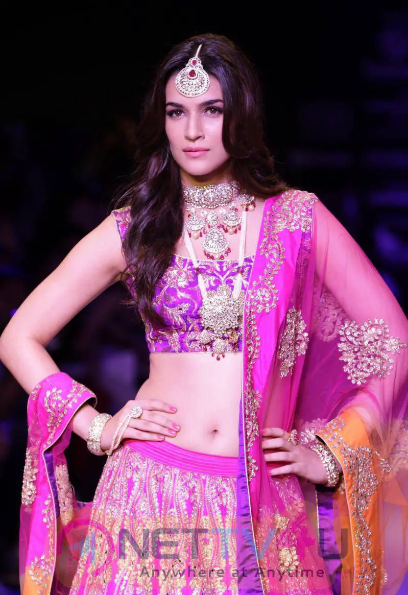 kriti sanon ramp walk stills at iijw 2015 10