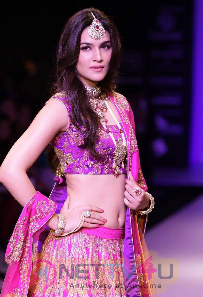 kriti sanon ramp walk stills at iijw 2015 11