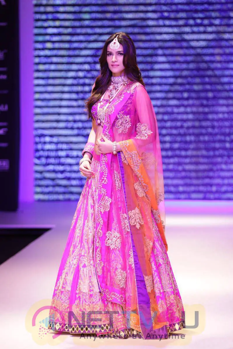 kriti sanon ramp walk stills at iijw 2015 3