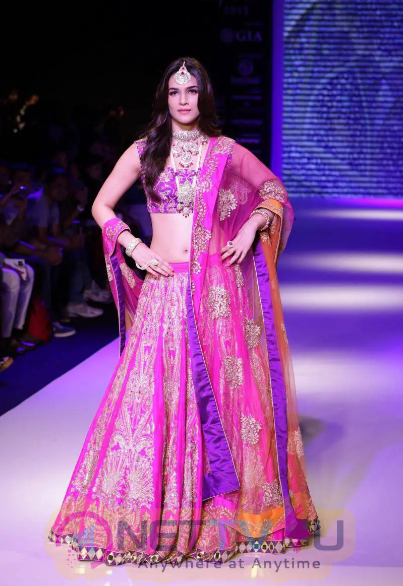 kriti sanon ramp walk stills at iijw 2015 7