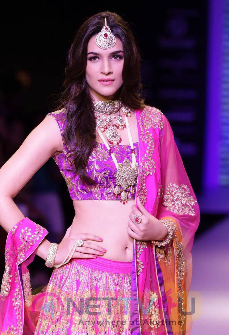 kriti sanon ramp walk stills at iijw 2015 8