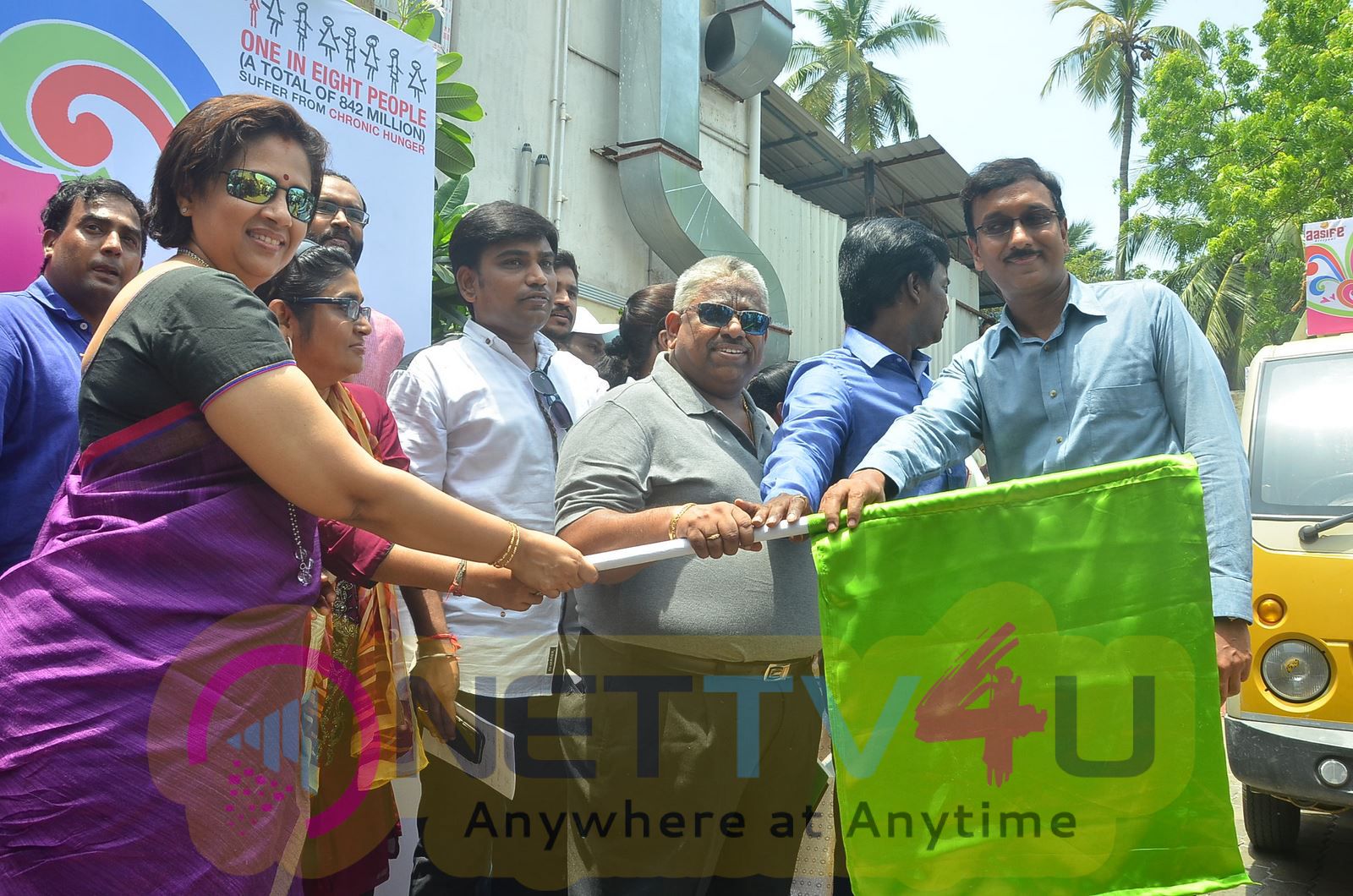 Lakshmi Ramakrishnan Flagged Off Raindropss Free Food Truck On World Hunger Day Photos Tamil Gallery
