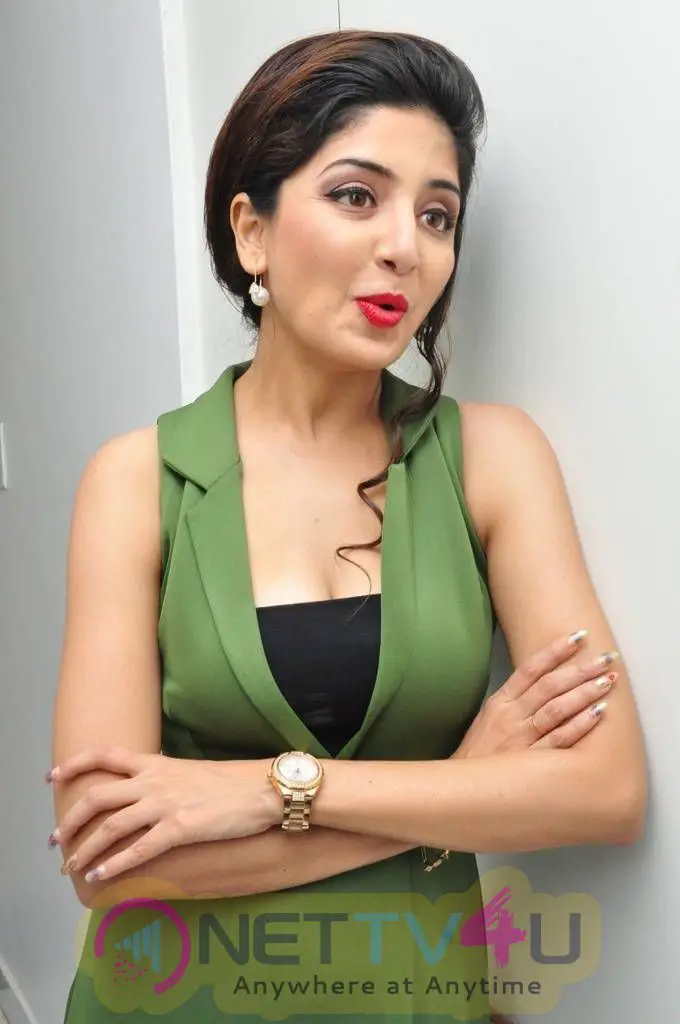 latest photos of actress poonam kaur at green trends salon launch 18