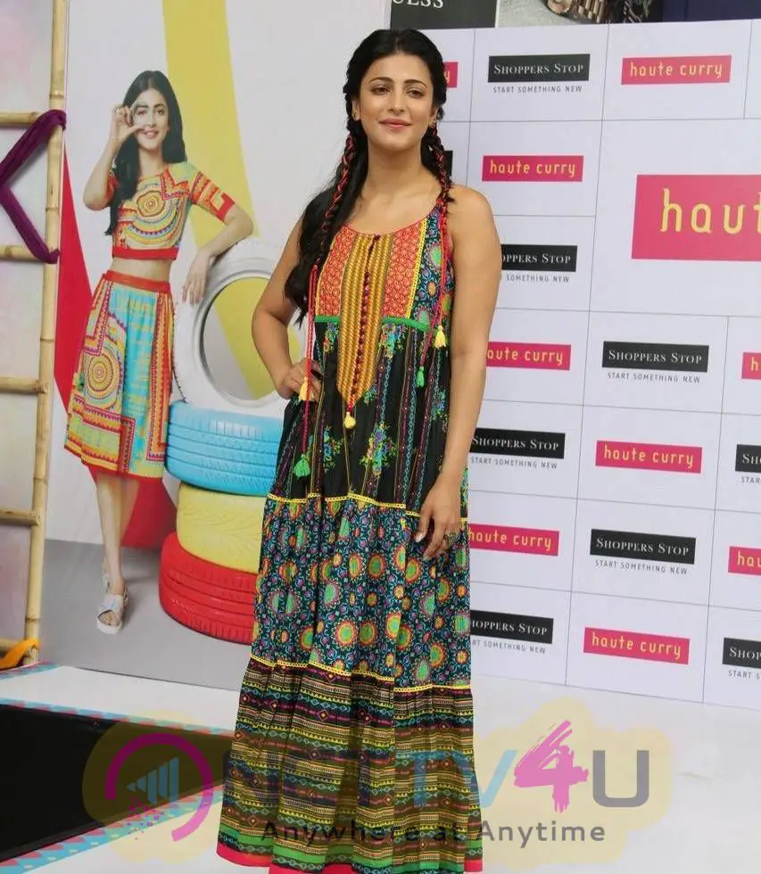 latest photos of actress shruti hassan at haute curry fashion show 10
