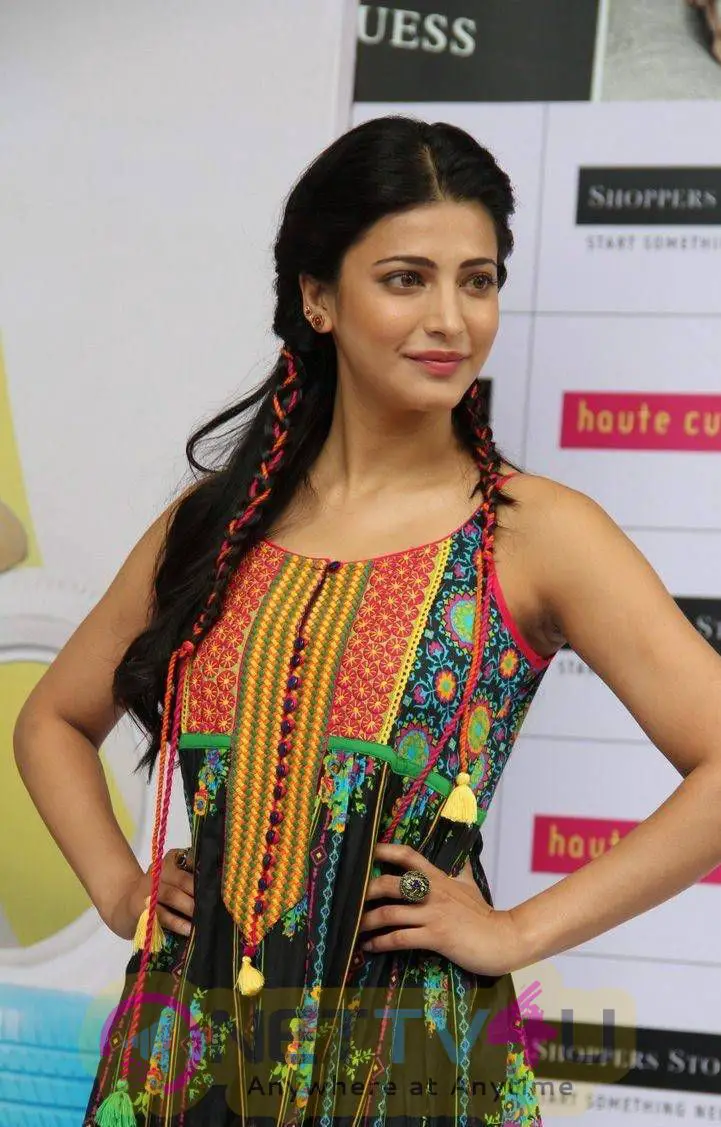 latest photos of actress shruti hassan at haute curry fashion show 12
