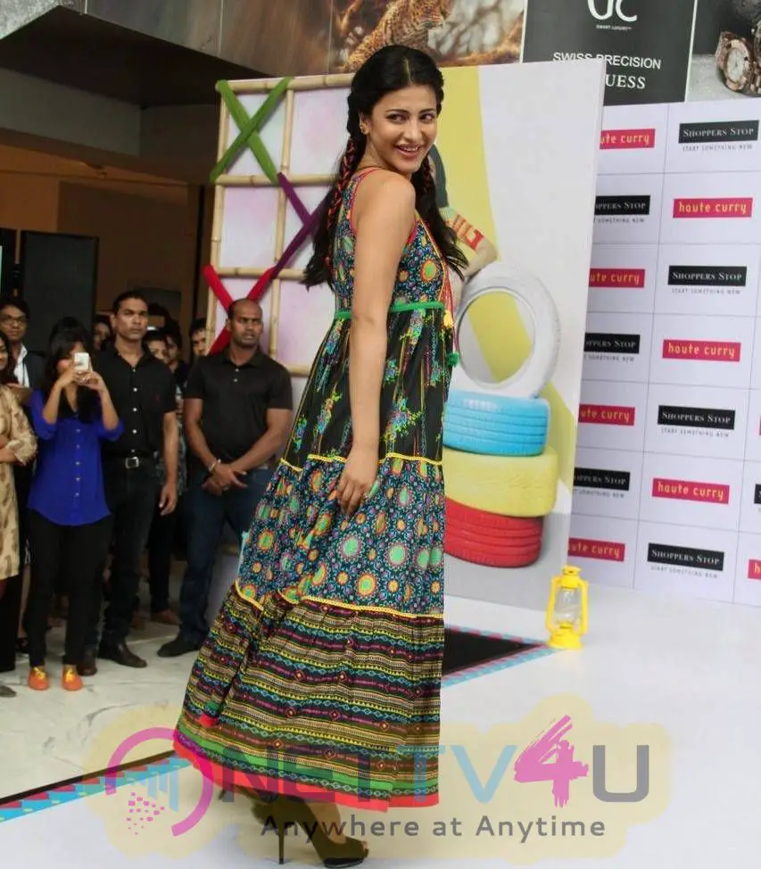 latest photos of actress shruti hassan at haute curry fashion show 13
