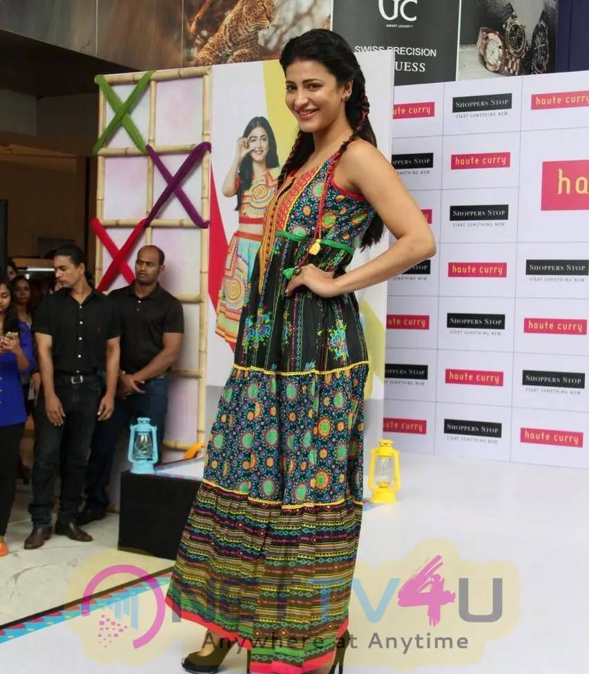 latest photos of actress shruti hassan at haute curry fashion show 14