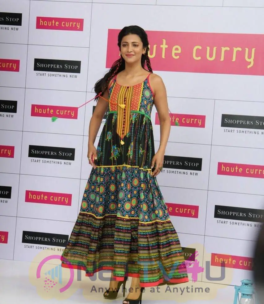 latest photos of actress shruti hassan at haute curry fashion show 15
