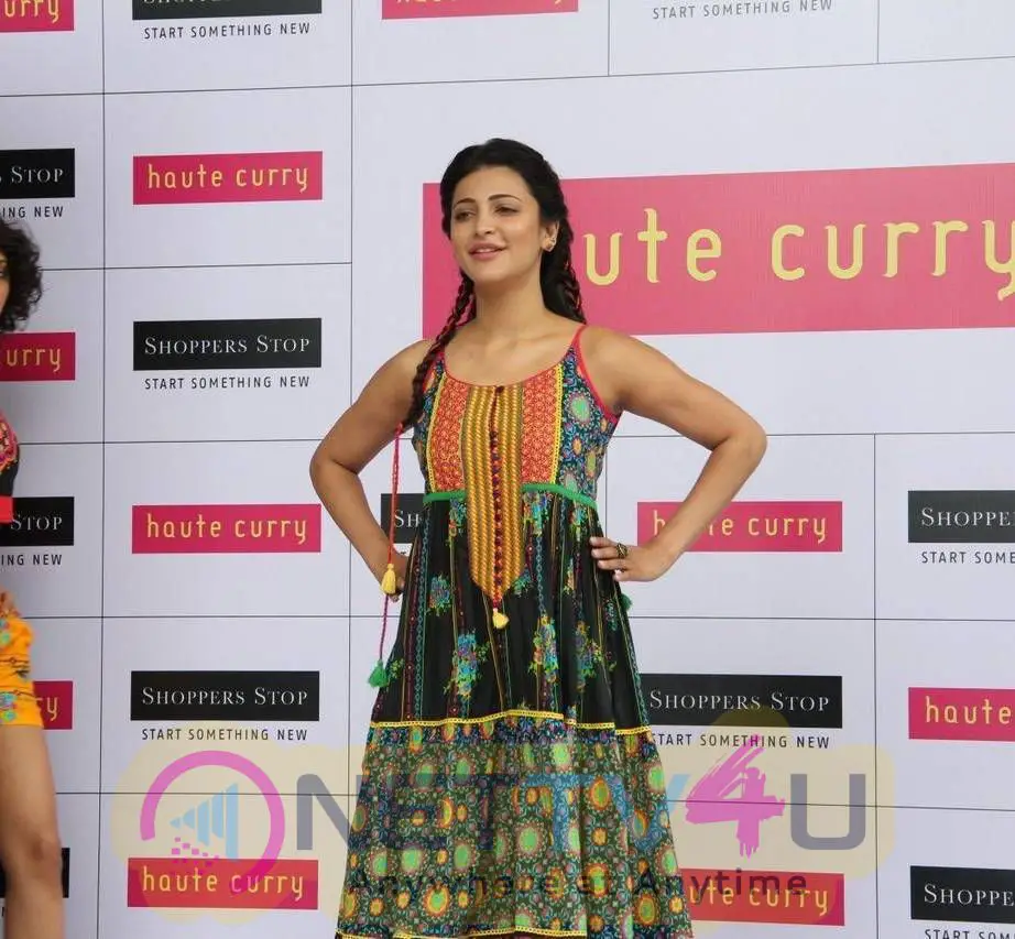 latest photos of actress shruti hassan at haute curry fashion show 20