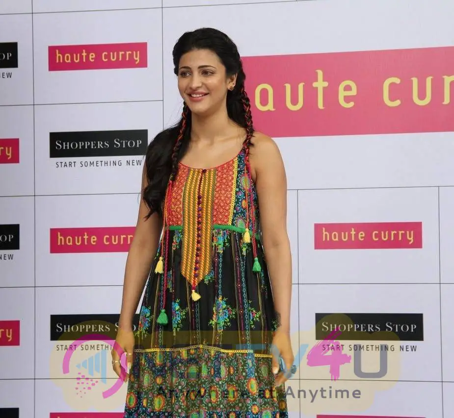 latest photos of actress shruti hassan at haute curry fashion show 21