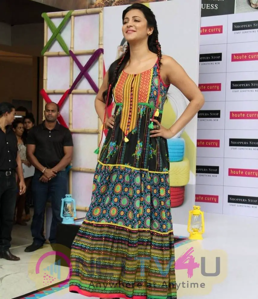 latest photos of actress shruti hassan at haute curry fashion show 5