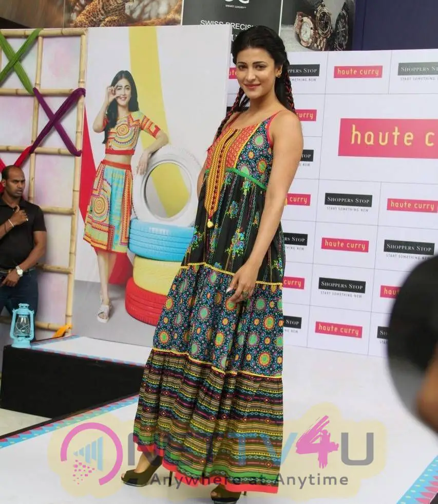 latest photos of actress shruti hassan at haute curry fashion show 6
