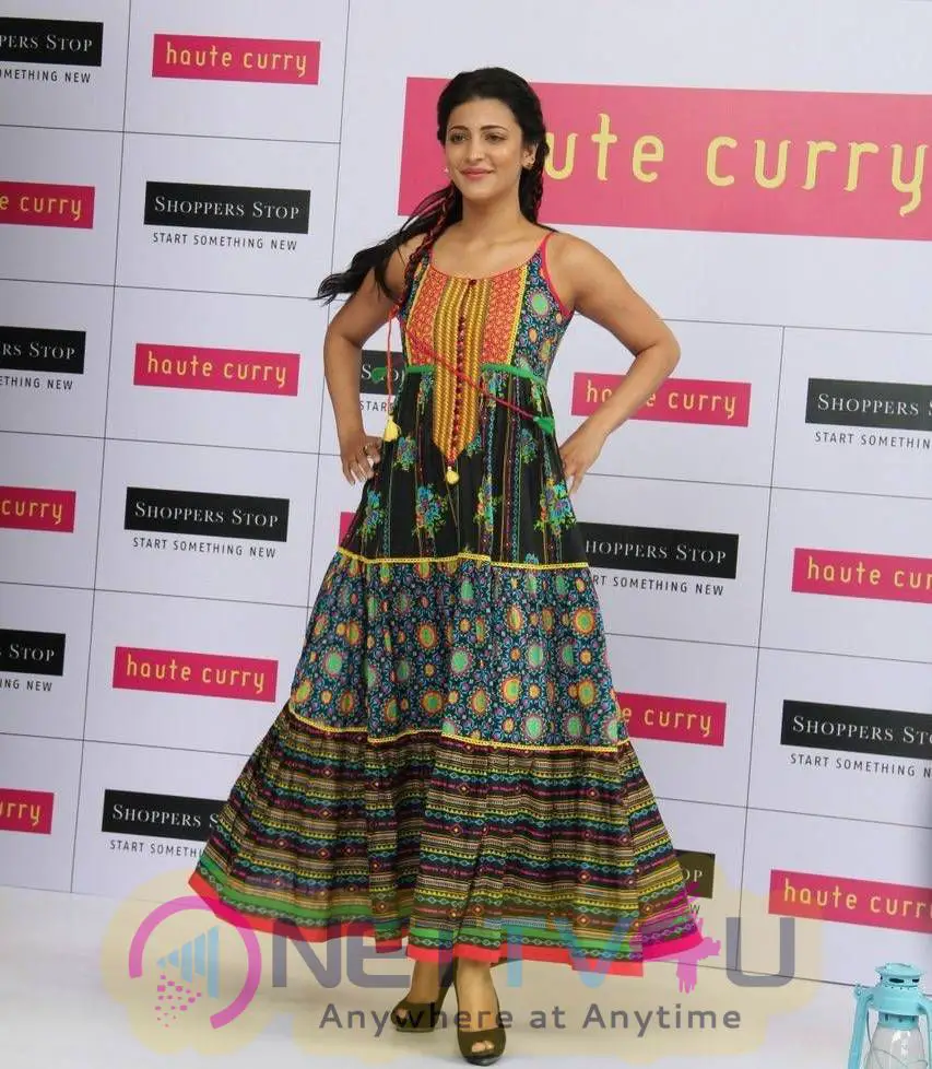latest photos of actress shruti hassan at haute curry fashion show 7